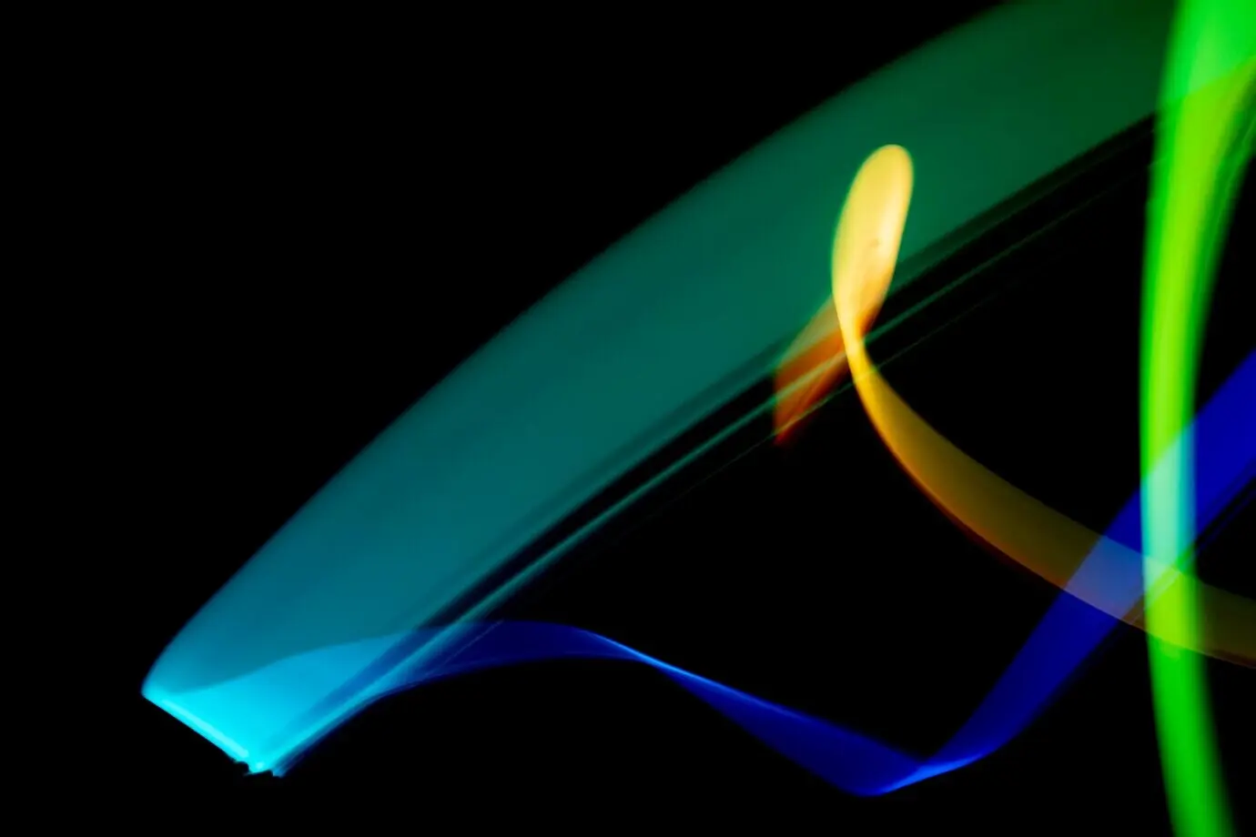 Abstrakte Lichtmalerei im Dunkeln.