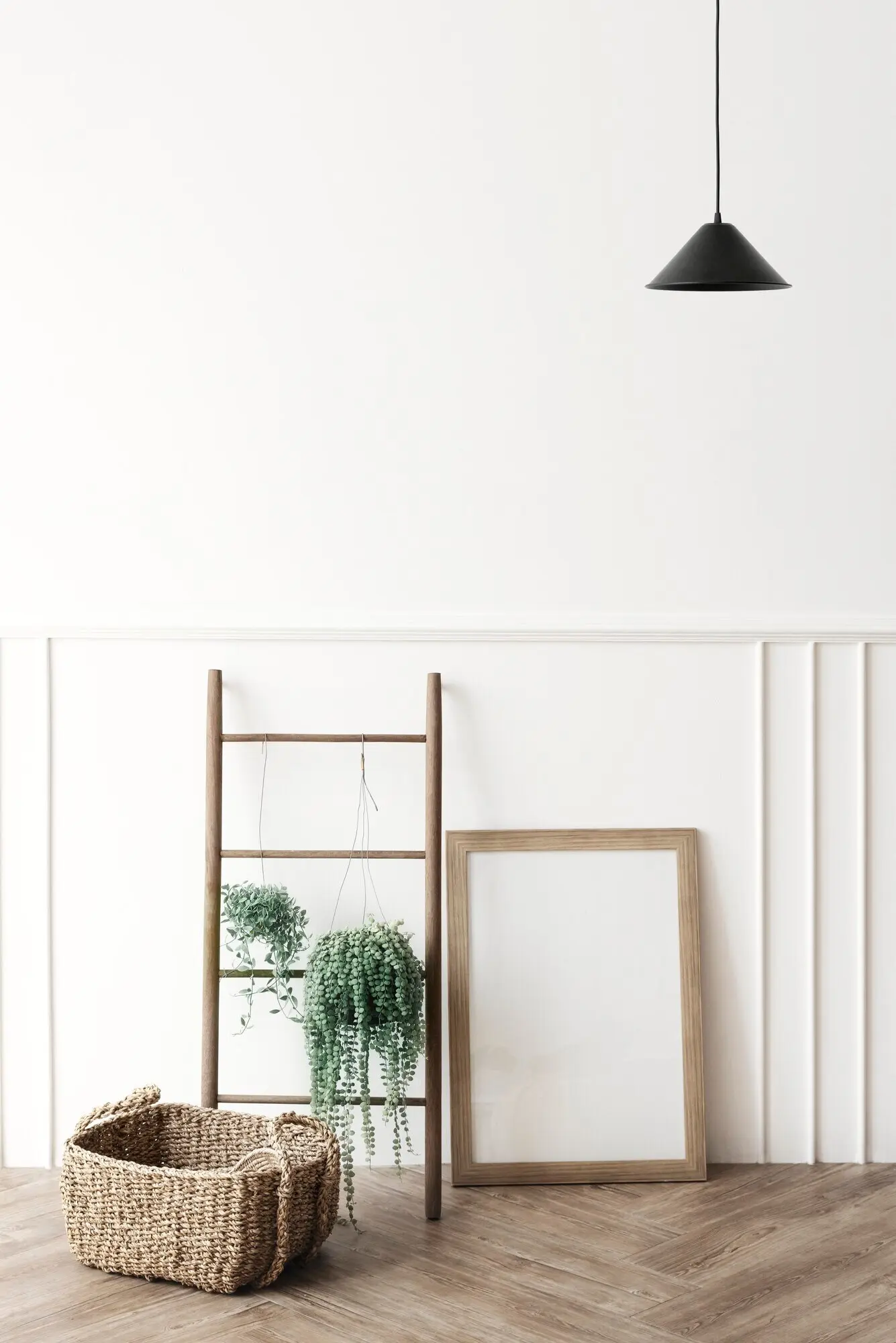 Leerer Bilderrahmen neben einer Holzleiter