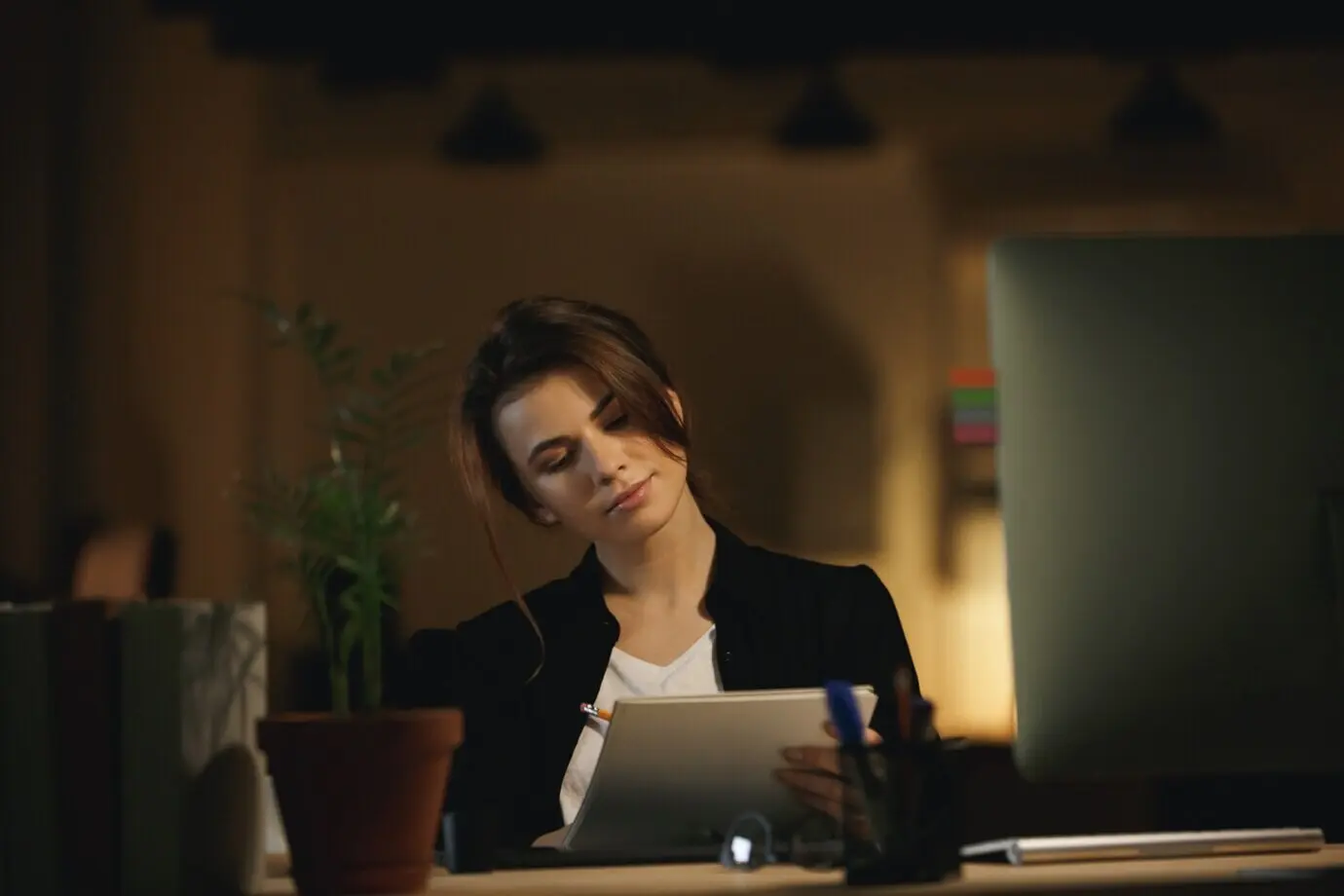 Eine Frau zeichnet ein neues Design